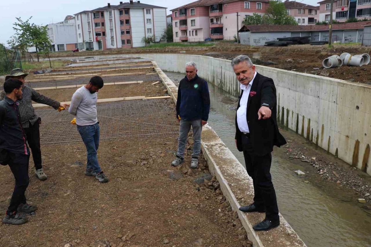 CUMAYERİ BELEDİYE BAŞKANI MUSTAFA KOLOĞLU, MERKEZDEN GEÇEN DERE ÜZERİNDE DEVAM EDEN ISLAH...