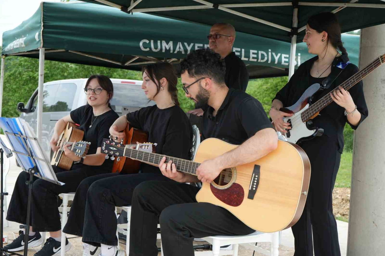 CUMAYERİ’NDE DÜZENLENEN HIDIRELLEZ ŞENLİĞİ’NDE VATANDAŞLAR MÜZİK, HALK OYUNLARI VE GELENEKSEL...