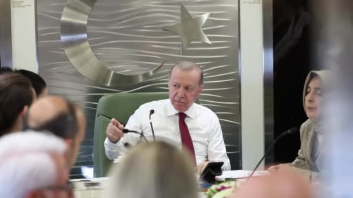 Cumhurbaşkanı Erdoğan, Kazakistan dönüşü gazetecilerle sohbet etti
