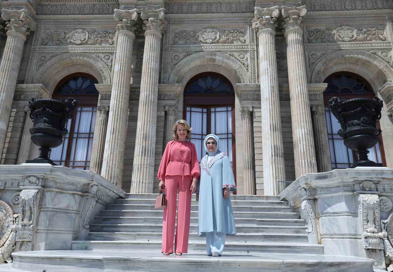 CUMHURBAŞKANI RECEP TAYYİP ERDOĞAN'IN EŞİ EMİNE ERDOĞAN, BELÇİKA KRALİÇESİ MATHİLDE'Yİ DOLMABAHÇE...