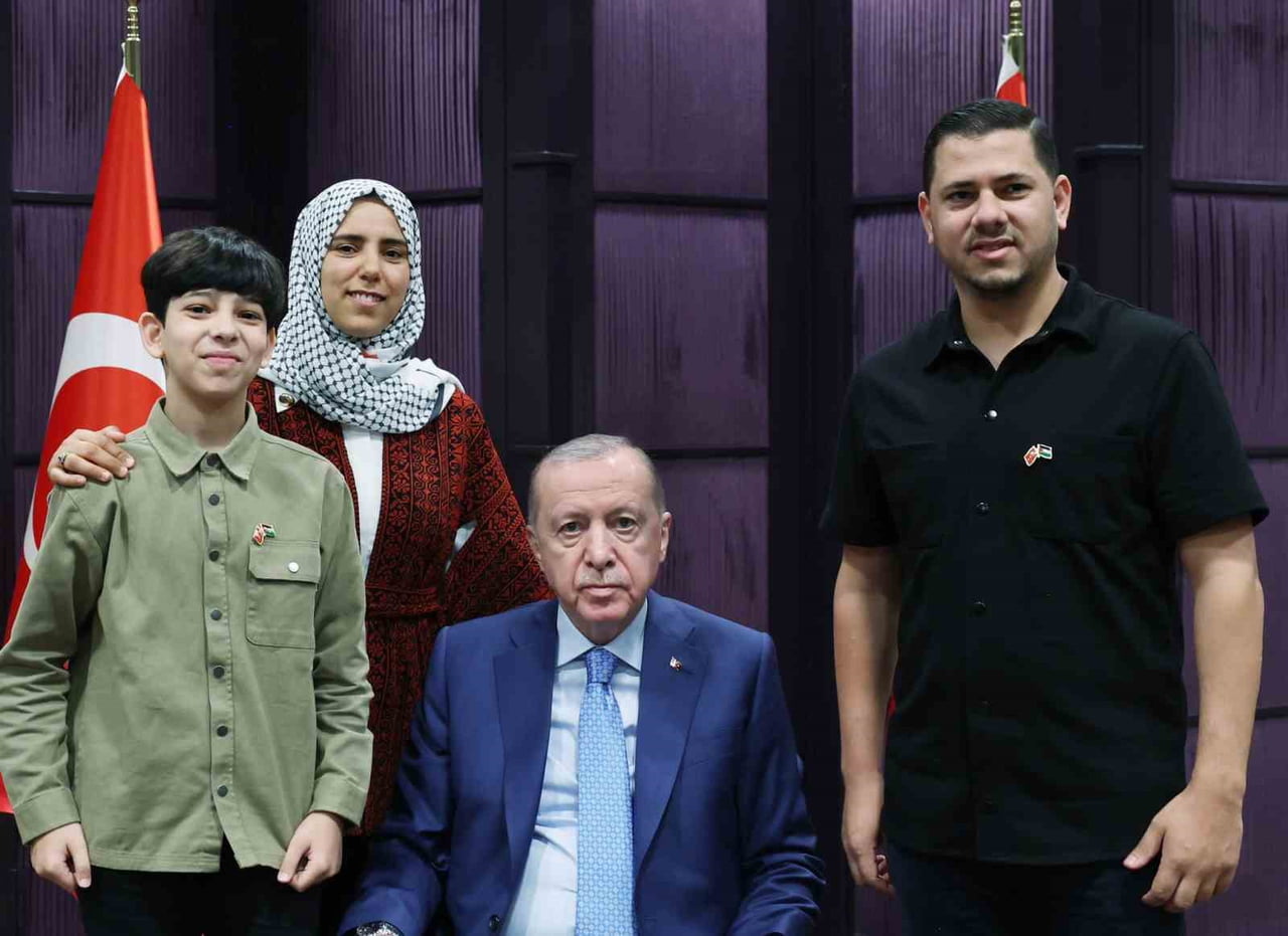 CUMHURBAŞKANI RECEP TAYYİP ERDOĞAN, GAZZE DRAMINI ANLATAN VİDEOLARIYLA TANINAN 11 YAŞINDAKİ...