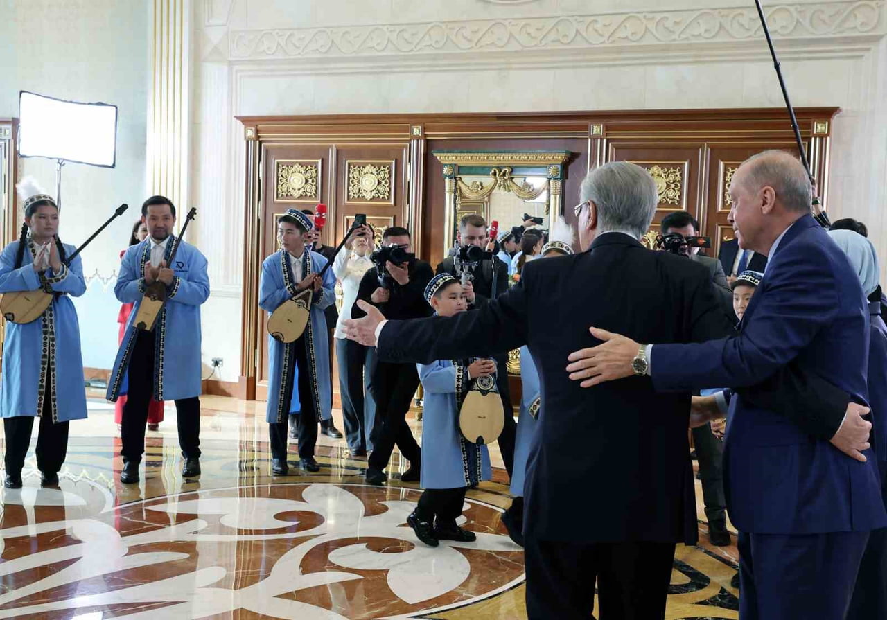 CUMHURBAŞKANI RECEP TAYYİP ERDOĞAN, KAZAKİSTAN ZİYARETİ SIRASINDA ÇOCUKLAR TARAFINDAN DOMBRA...
