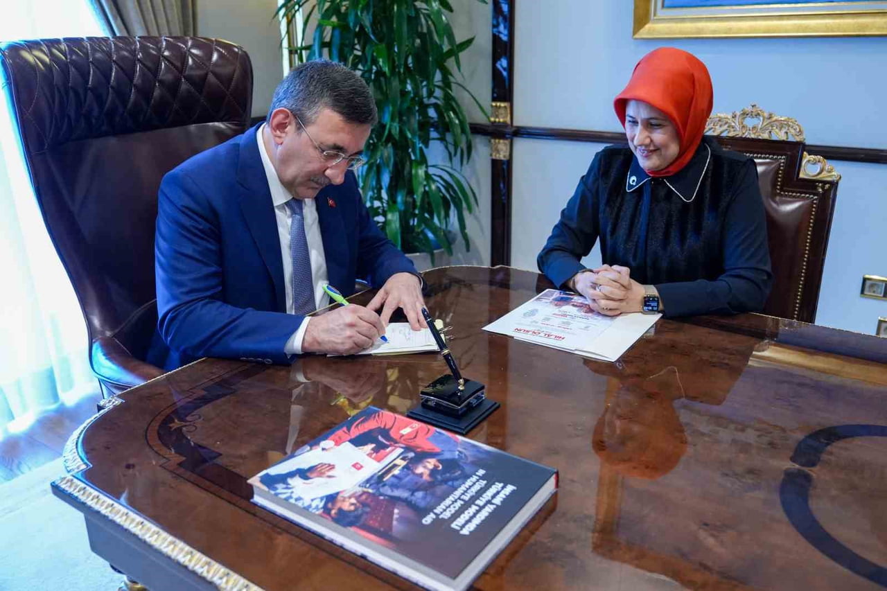 CUMHURBAŞKANI YARDIMCISI CEVDET YILMAZ, KURBAN VEKALETİNİ TÜRK KIZILAY’A VERDİ.