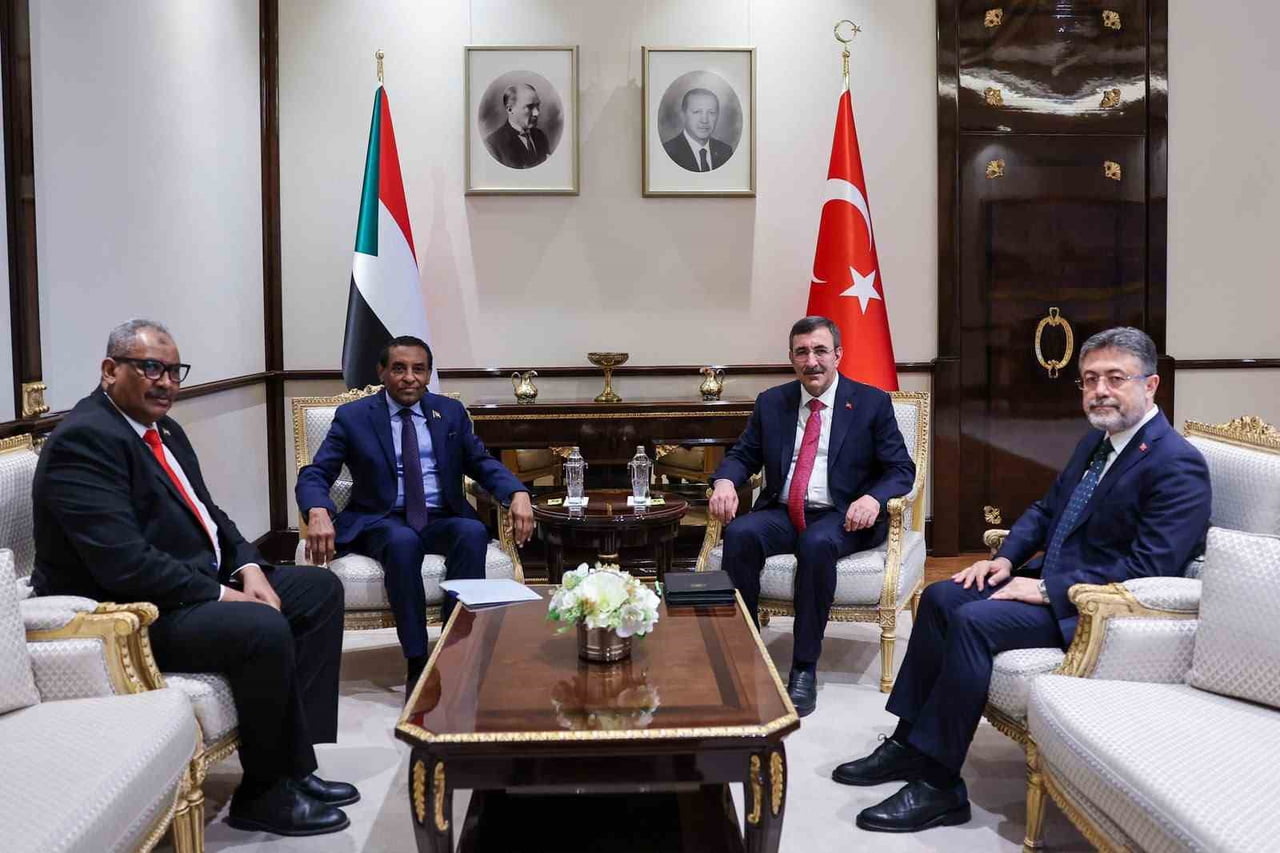 CUMHURBAŞKANI YARDIMCISI CEVDET YILMAZ, SUDAN BAŞBAKANI KAMİL İDRİS İLE CUMHURBAŞKANLIĞI...