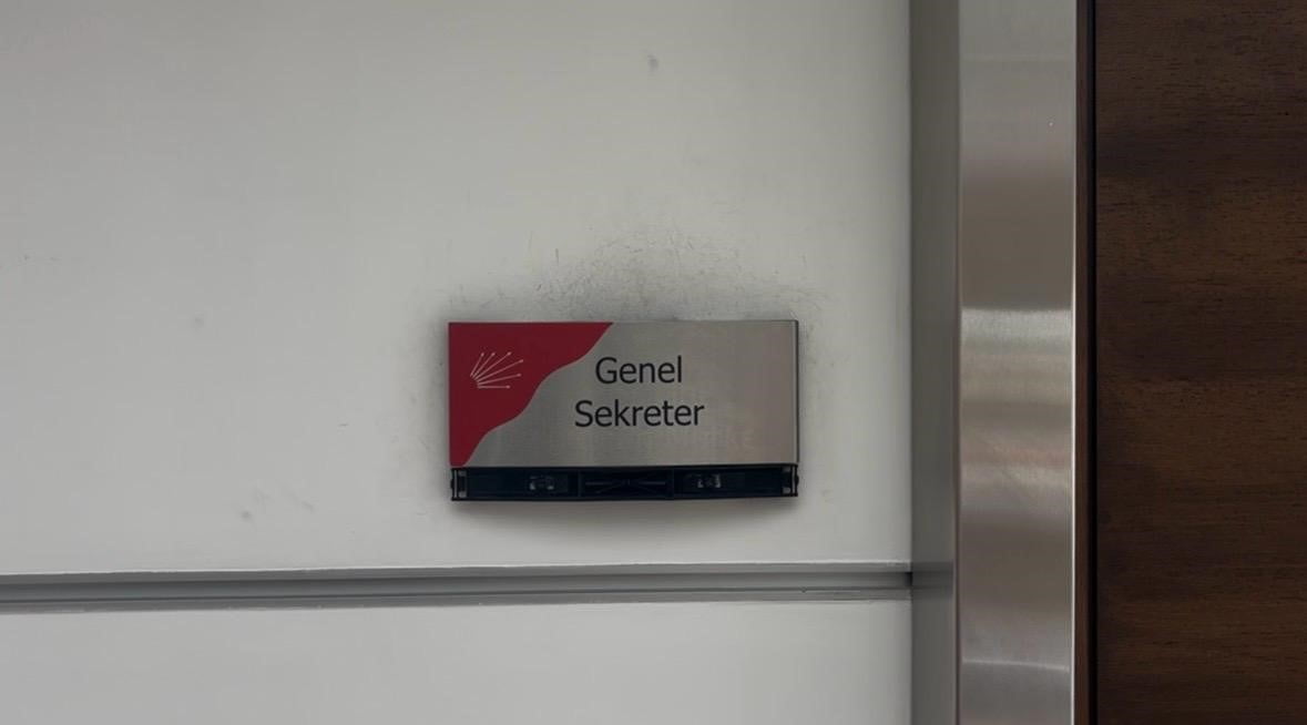 CUMHURİYET HALK PARTİSİ'NDE DÜN YAŞANAN TAHLİYE SONRASINDA BİNADA OLUŞAN ARBEDENİN İZLERİ...