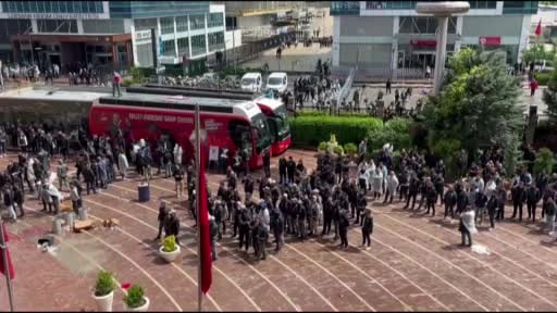 Cumhuriyet Halk Partisi binasında bulunan CHP'lilere müdahale başladı
