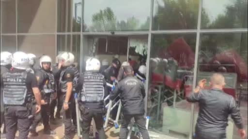 Cumhuriyet Halk Partisi binasında bulunan CHP'lilere müdahale başladı