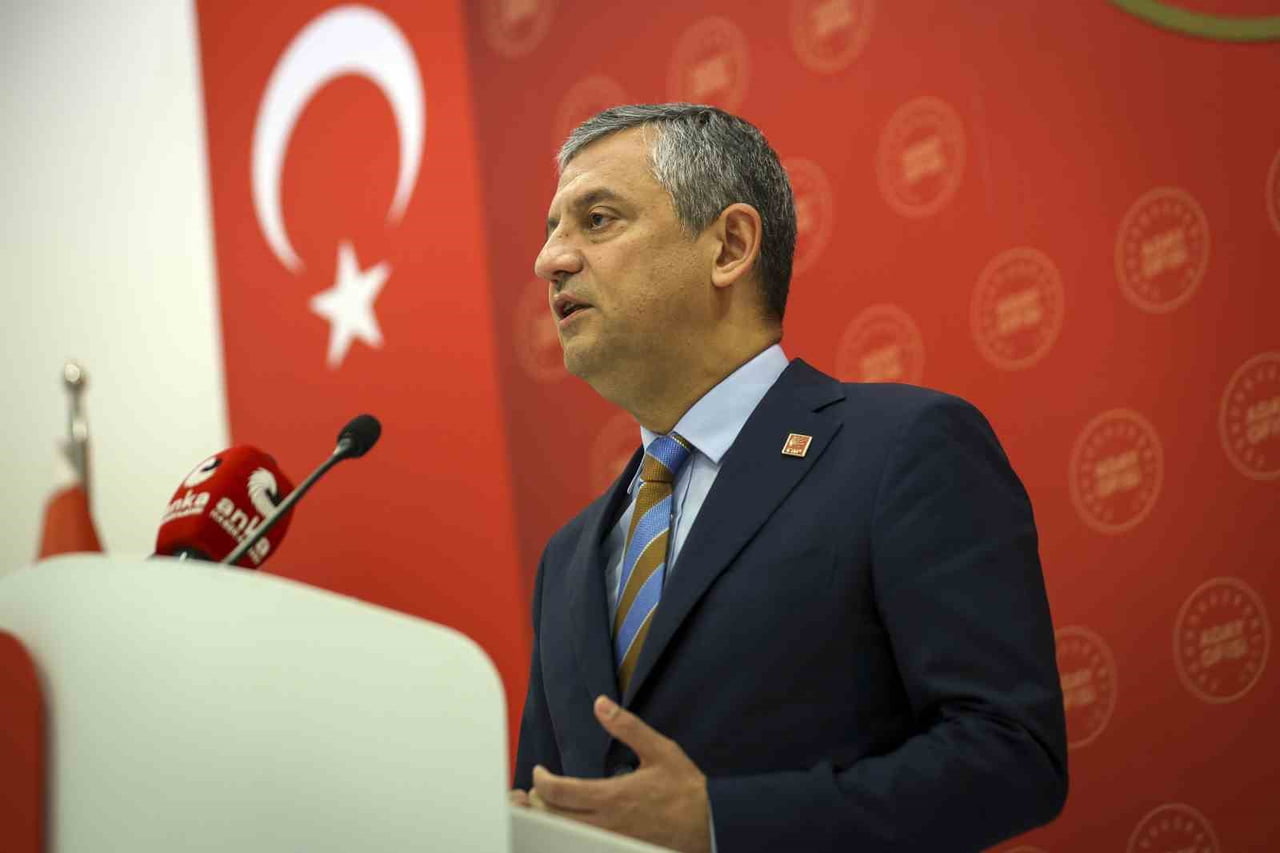 CUMHURİYET HALK PARTİSİ (CHP) GENEL BAŞKANI ÖZGÜR ÖZEL, "HANGİ PARTİDEN OLURSA OLSUN TÜM GENÇLER...
