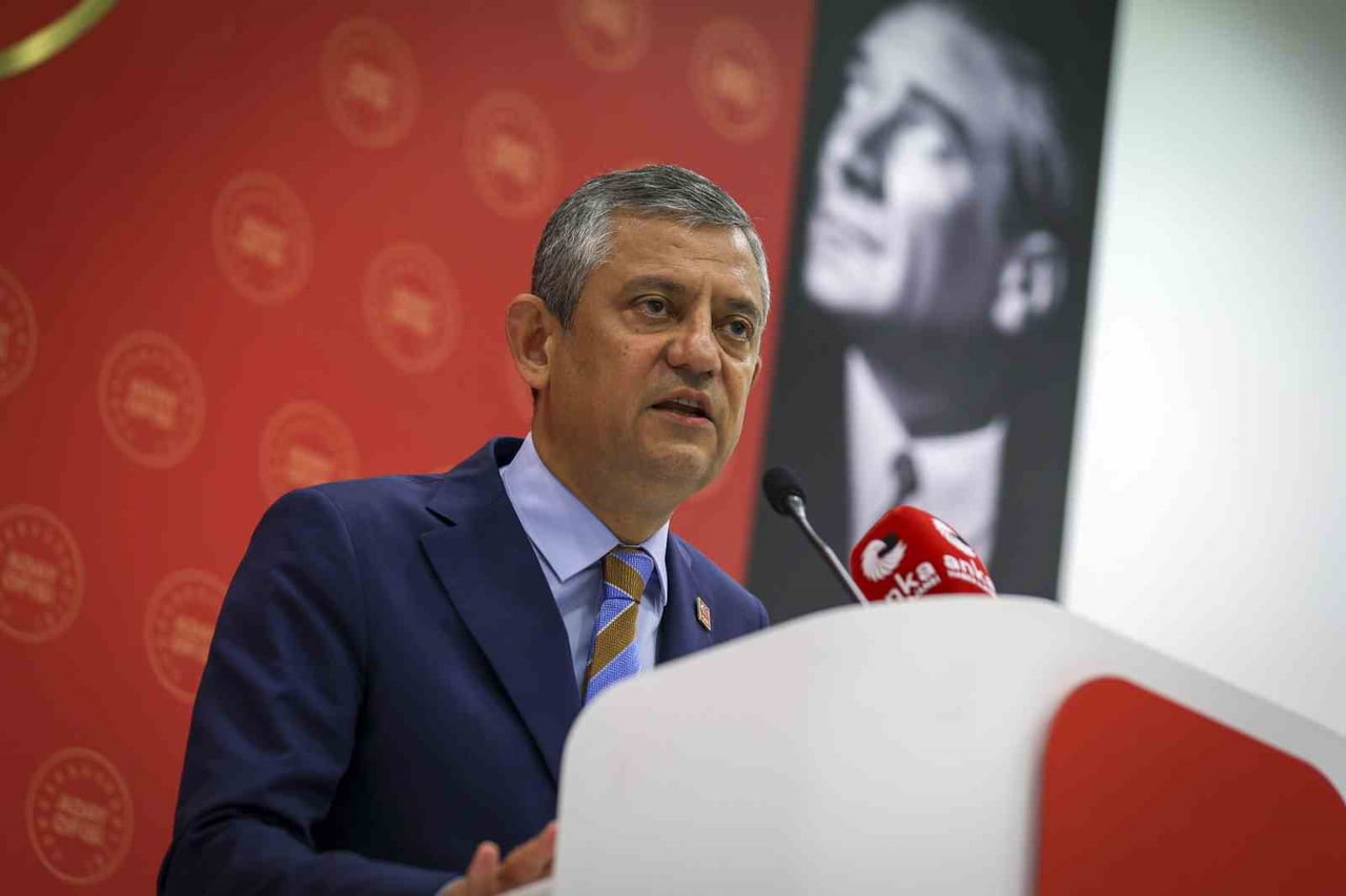 CUMHURİYET HALK PARTİSİ (CHP) GENEL BAŞKANI ÖZGÜR ÖZEL, "HANGİ PARTİDEN OLURSA OLSUN TÜM GENÇLER...
