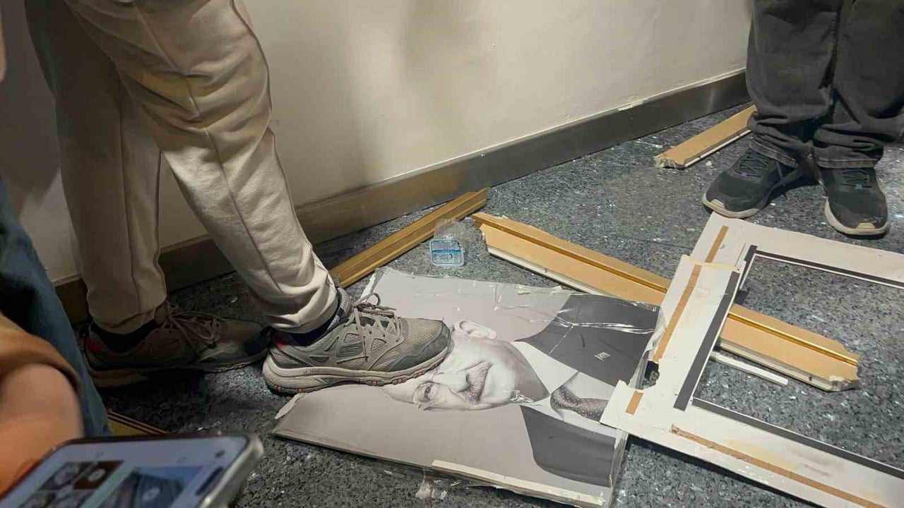 CUMHURİYET HALK PARTİSİ (CHP) GENEL MERKEZİ’NDE PARTİLİLER KEMAL KILIÇDAROĞLU’NUN FOTOĞRAFINI...