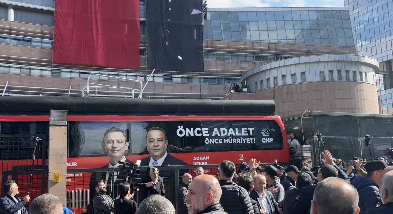 CUMHURİYET HALK PARTİSİ (CHP) GENEL MERKEZİ ÖNÜNDE PARTİLİLER ARASINDA ÇIKAN TARTIŞMADA SU...