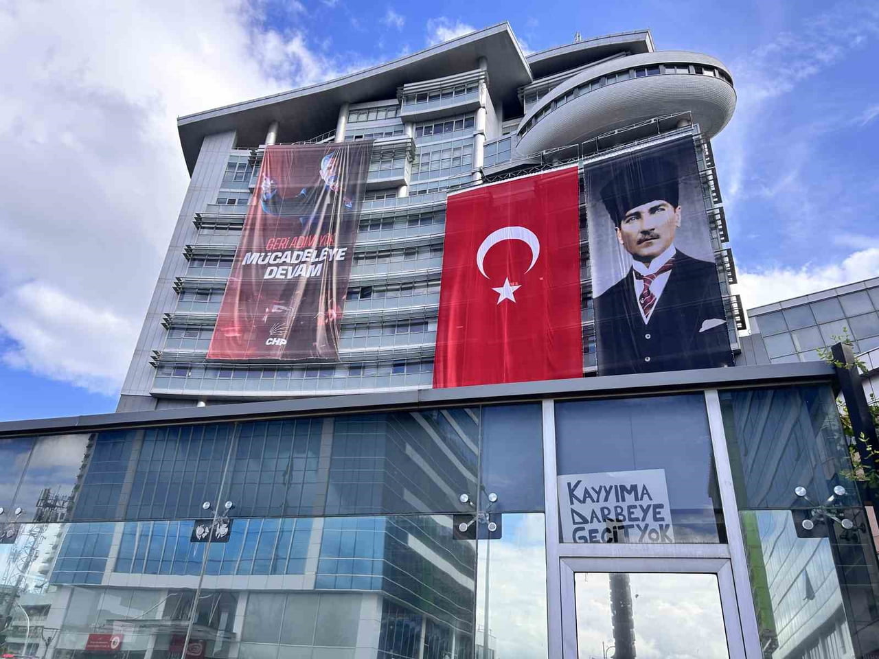 CUMHURİYET HALK PARTİSİ (CHP) GENEL MERKEZİ ÖNÜNDE PARTİLİLER ARASINDA ÇIKAN TARTIŞMADA SU...