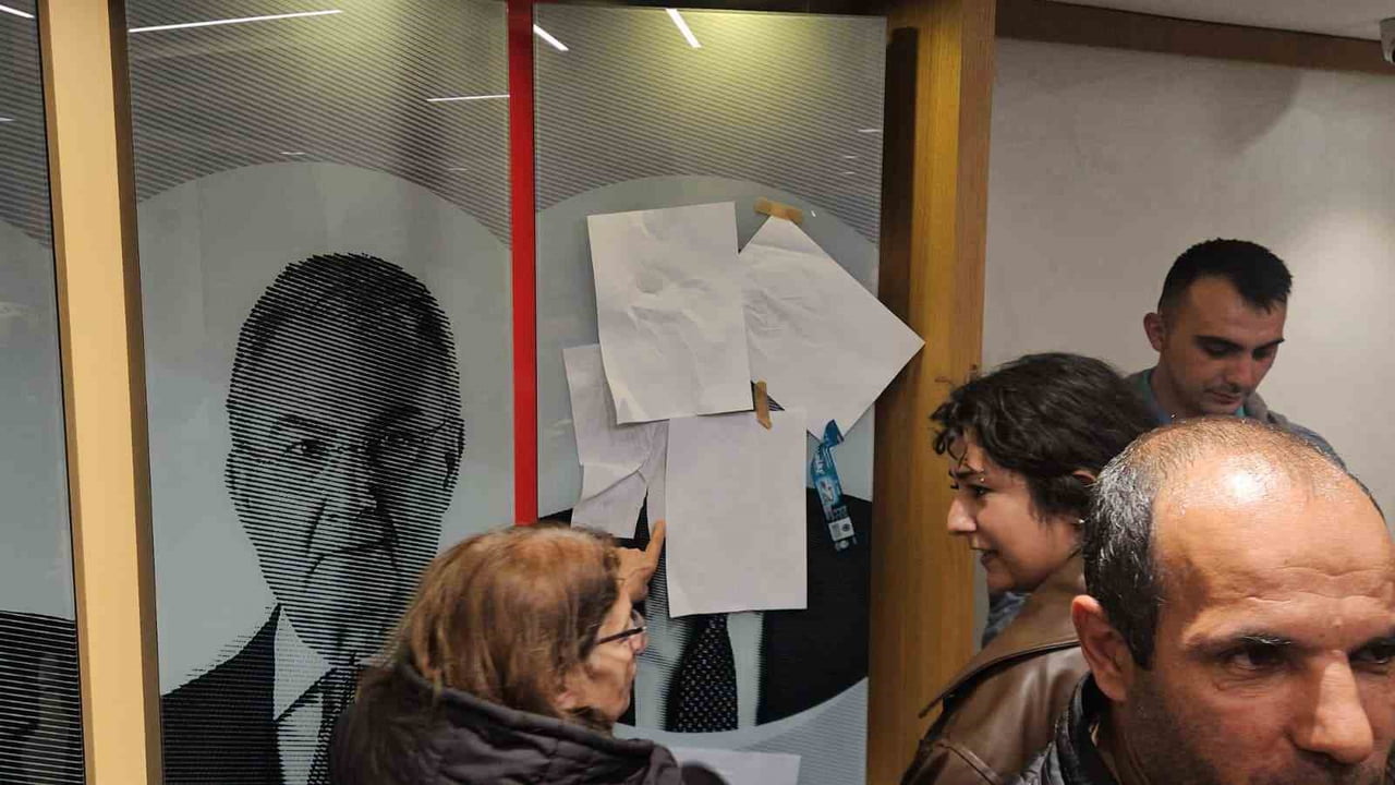 CUMHURİYET HALK PARTİSİ (CHP), İSTANBUL İL BİNASINDA TOPLANAN KALABALIK KEMAL KILIÇDAROĞLU’NA...