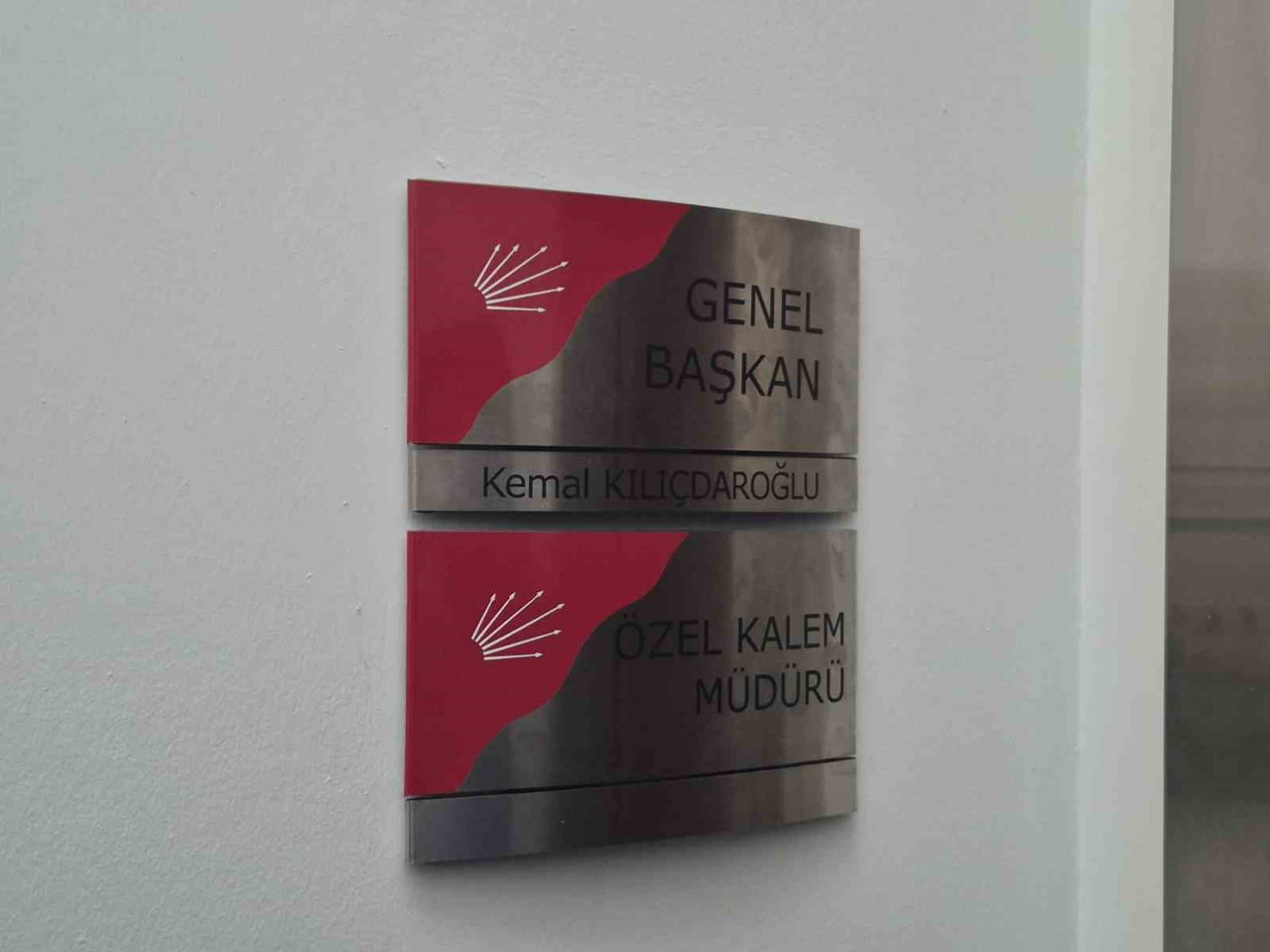 CUMHURİYET HALK PARTİSİ GENEL BAŞKANI KEMAL KILIÇDAROĞLU'NUN GENEL MERKEZ BİNASINDA İNDİRİLEN...