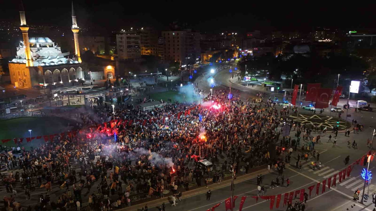 CUMHURİYET MEYDANI'NDA TOPLANAN TARAFTARLAR KUTLAMA YAPTI