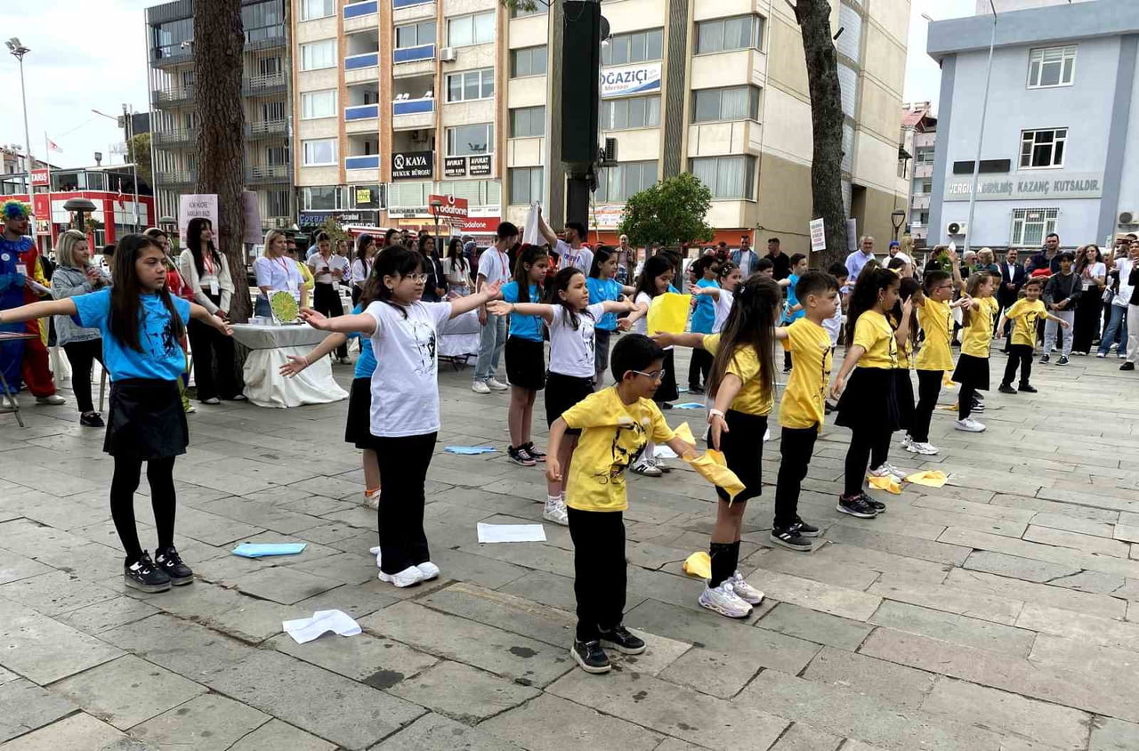 CUMHURİYET VE DEMOKRASİ MEYDANI'NDA 9-10 MAYIS TARİHLERİNDE GERÇEKLEŞTİRİLEN "BİLGE ÖĞRETMEN...