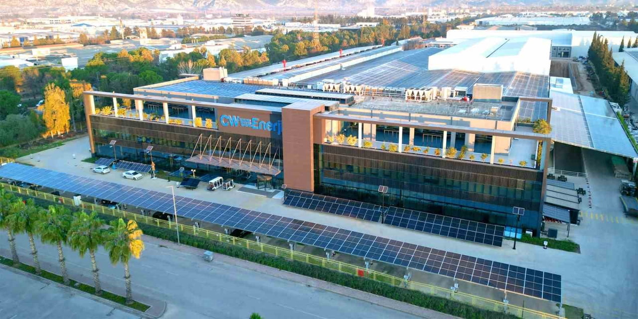 CW ENERJİ'NİN KARAVAN, TEKNE VE YAT GİBİ HAREKETLİ ORTAMLARDA KULLANIM İÇİN GELİŞTİRDİĞİ PANELLER;...