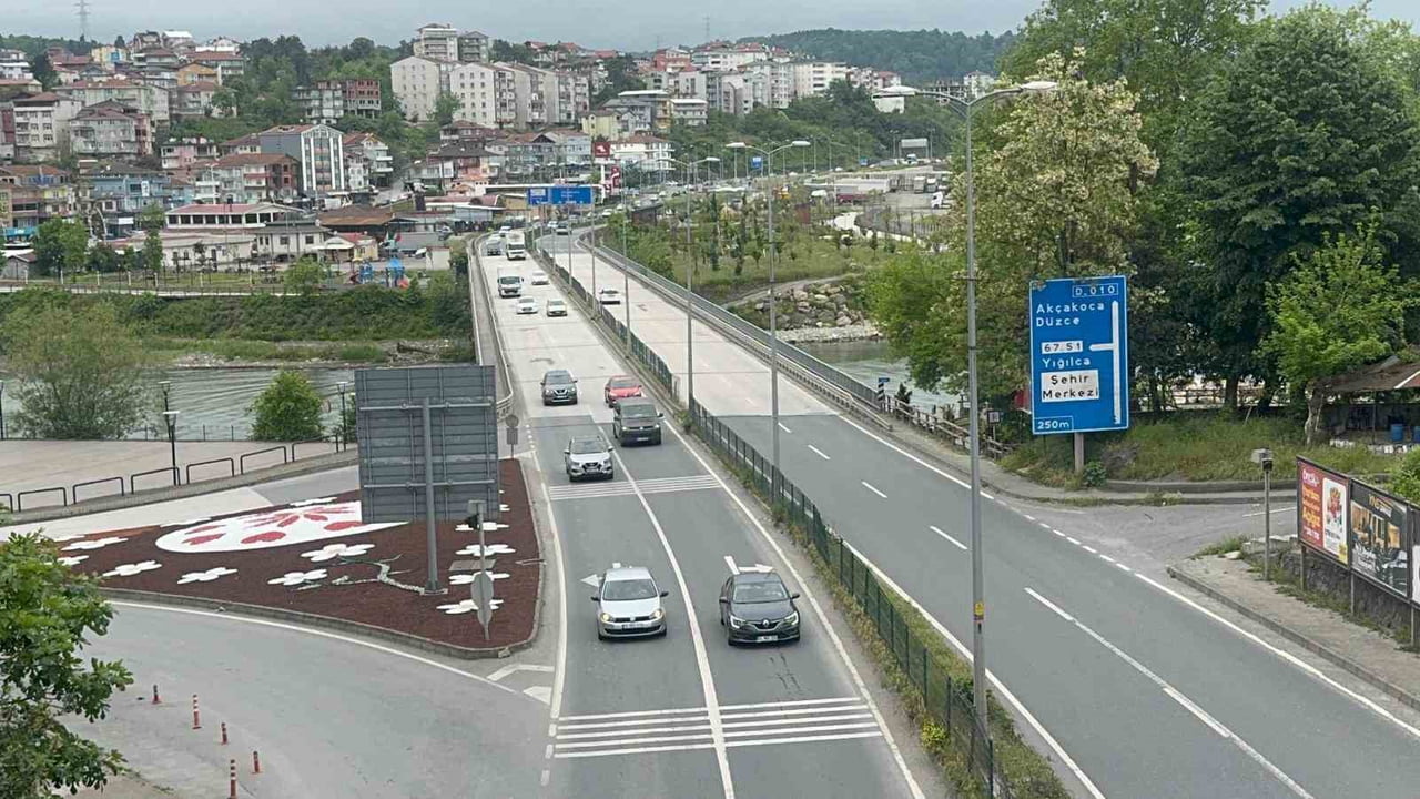D-100 KARA YOLUNUN ALAPLI GEÇİŞİNDE ARAÇ YOĞUNLUĞU YAŞANIYOR