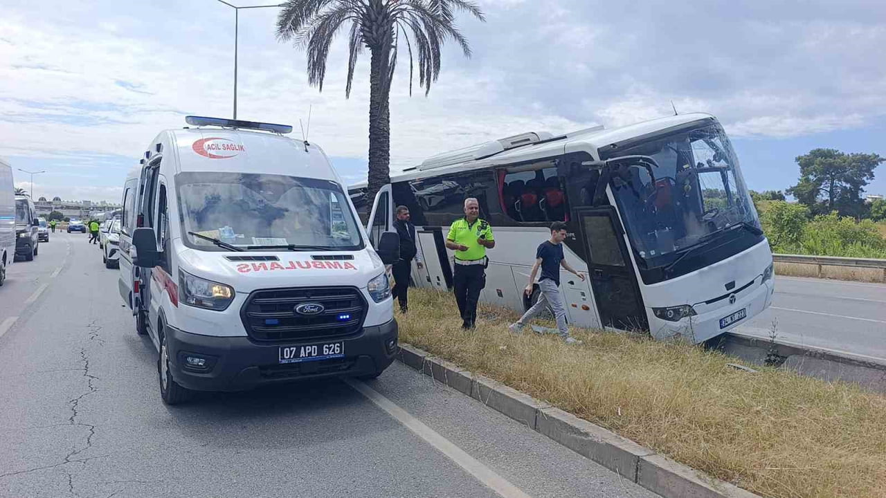 D-400 KARA YOLUNDA ŞEHİRLERARASI YOLCU OTOBÜSÜNÜN REFÜJE ÇIKARAK PALMİYE AĞACINA ÇARPMASI  SONUCU...