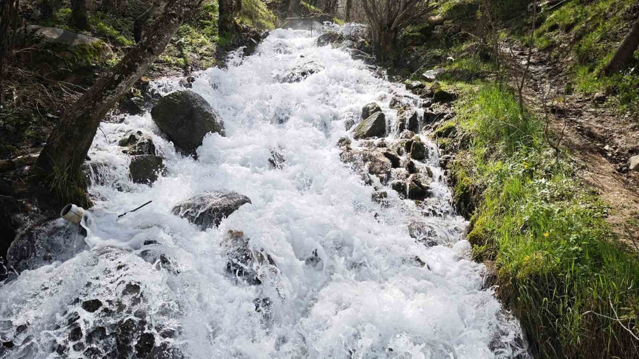 DAĞLARDA ERİYEN KAR SULARININ ETKİSİYLE BEYAZSU ŞELALESİ'NİN DEBİSİ ARTTI.