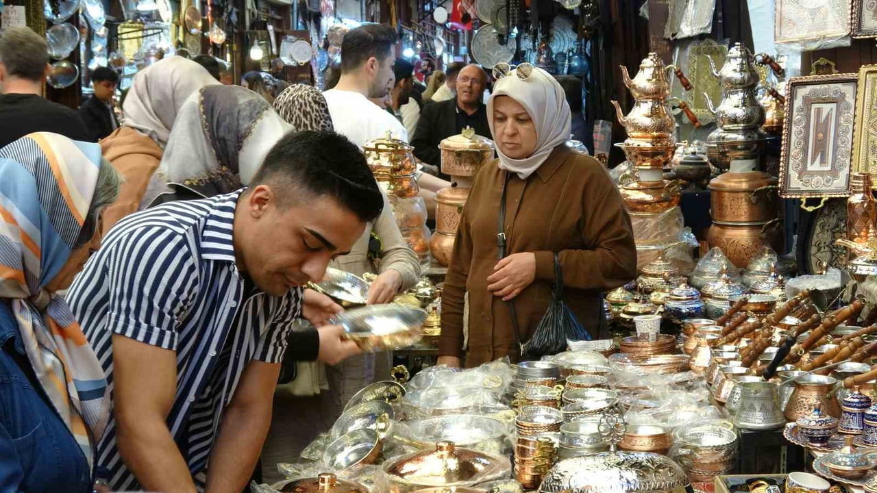 DAHA ÇOK KIYAFET, AYAKKABI, MANGAL, KEBAP ŞİŞİ, BIÇAK VE SATIR, ŞEKER İLE KURUYEMİŞ SATIŞI YAPAN...