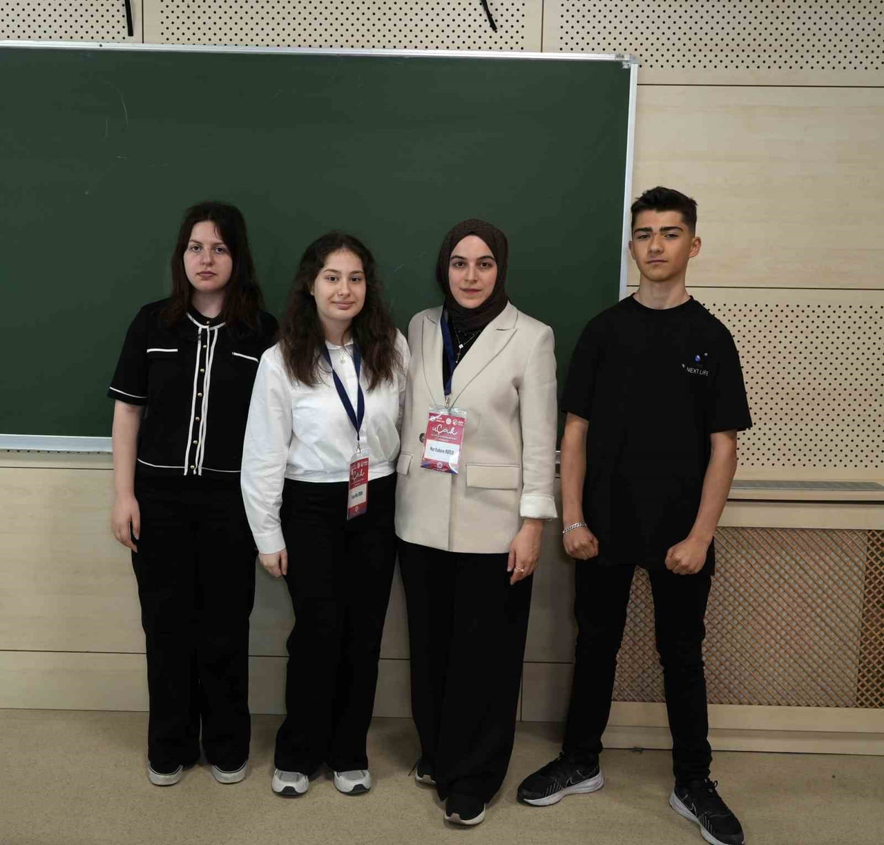 DANIŞMAN ÖĞRETMEN NUR KABAVE KUTLU VE ÖĞRENCİLERİ