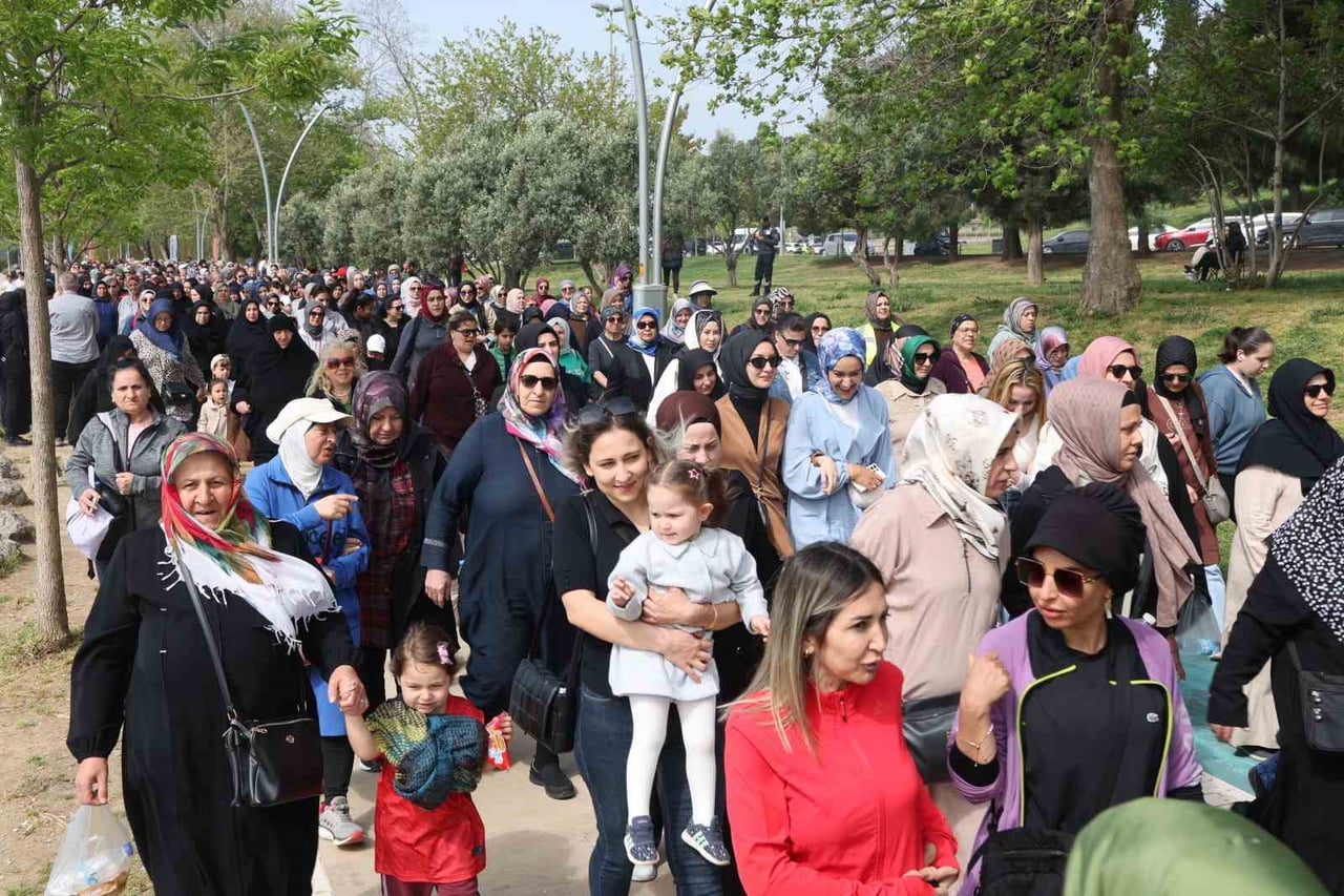 DARICA'DA ANNELER GÜNÜ DOLAYISIYLA DÜZENLENEN YÜRÜYÜŞ PROGRAMI RENKLİ GÖRÜNTÜLERE SAHNE...