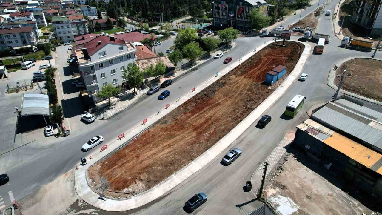 DARICA’DA TUZLA CADDESİ İLE BATTALGAZİ CADDESİ KESİŞİMİNDE YÜRÜTÜLEN KAVŞAK DÜZENLEME ÇALIŞMALARI...