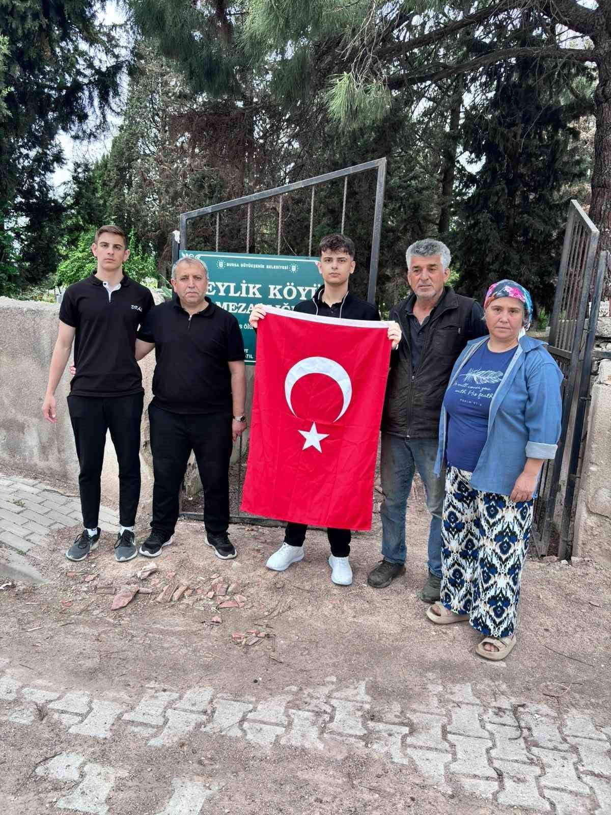 DAYI KARACABEY ANADOLU LİSESİ ÖĞRENCİLERİ VE TÜRK DİLİ VE EDEBİYATI ÖĞRETMENİ HİKMET SEZER...