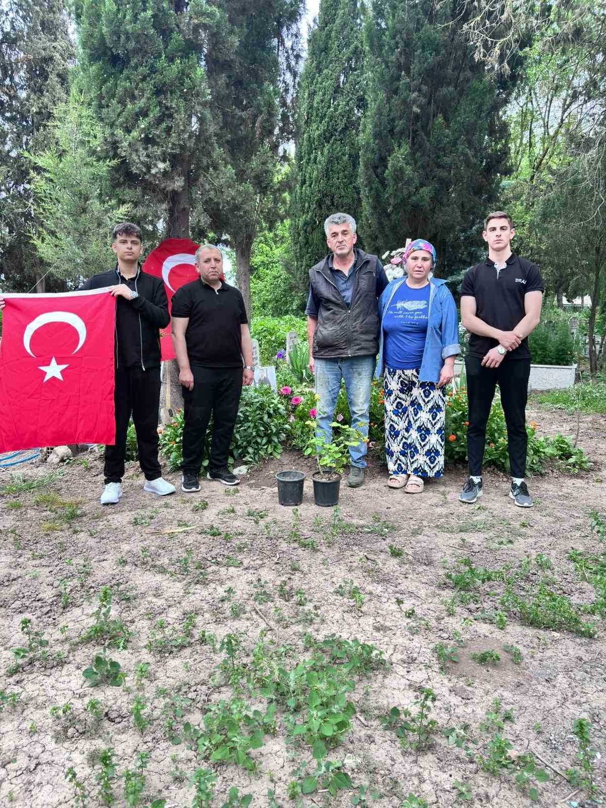 DAYI KARACABEY ANADOLU LİSESİ ÖĞRENCİLERİ VE TÜRK DİLİ VE EDEBİYATI ÖĞRETMENİ HİKMET SEZER...