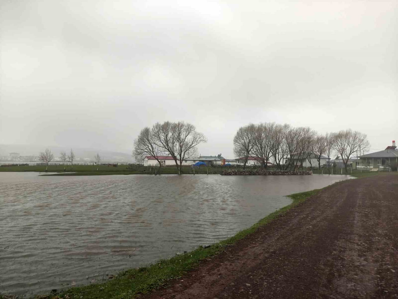 DEBİSİ YÜKSELEN KURA NEHRİ, ARDAHAN OVASI'NI ADETA GÖLE ÇEVİRDİ.