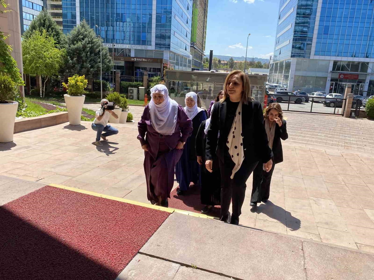 DEM PARTİ SÖZCÜSÜ AYŞEGÜL DOĞAN VE BERABERİNDEKİ HEYET YAKLAŞAN ANNELER GÜNÜ SEBEBİYLE CUMHURİYET...