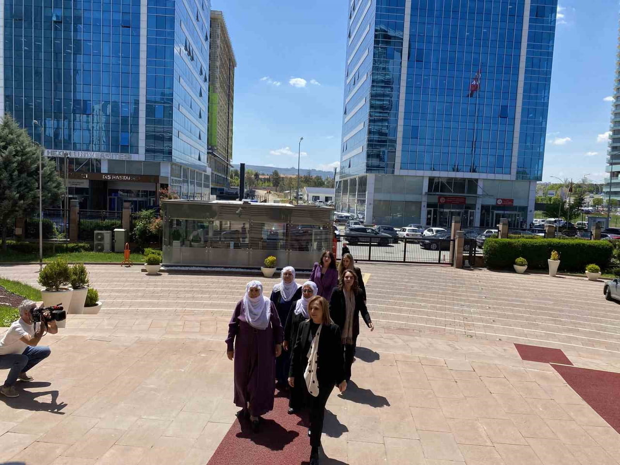 DEM PARTİ SÖZCÜSÜ AYŞEGÜL DOĞAN VE BERABERİNDEKİ HEYET YAKLAŞAN ANNELER GÜNÜ SEBEBİYLE CUMHURİYET...