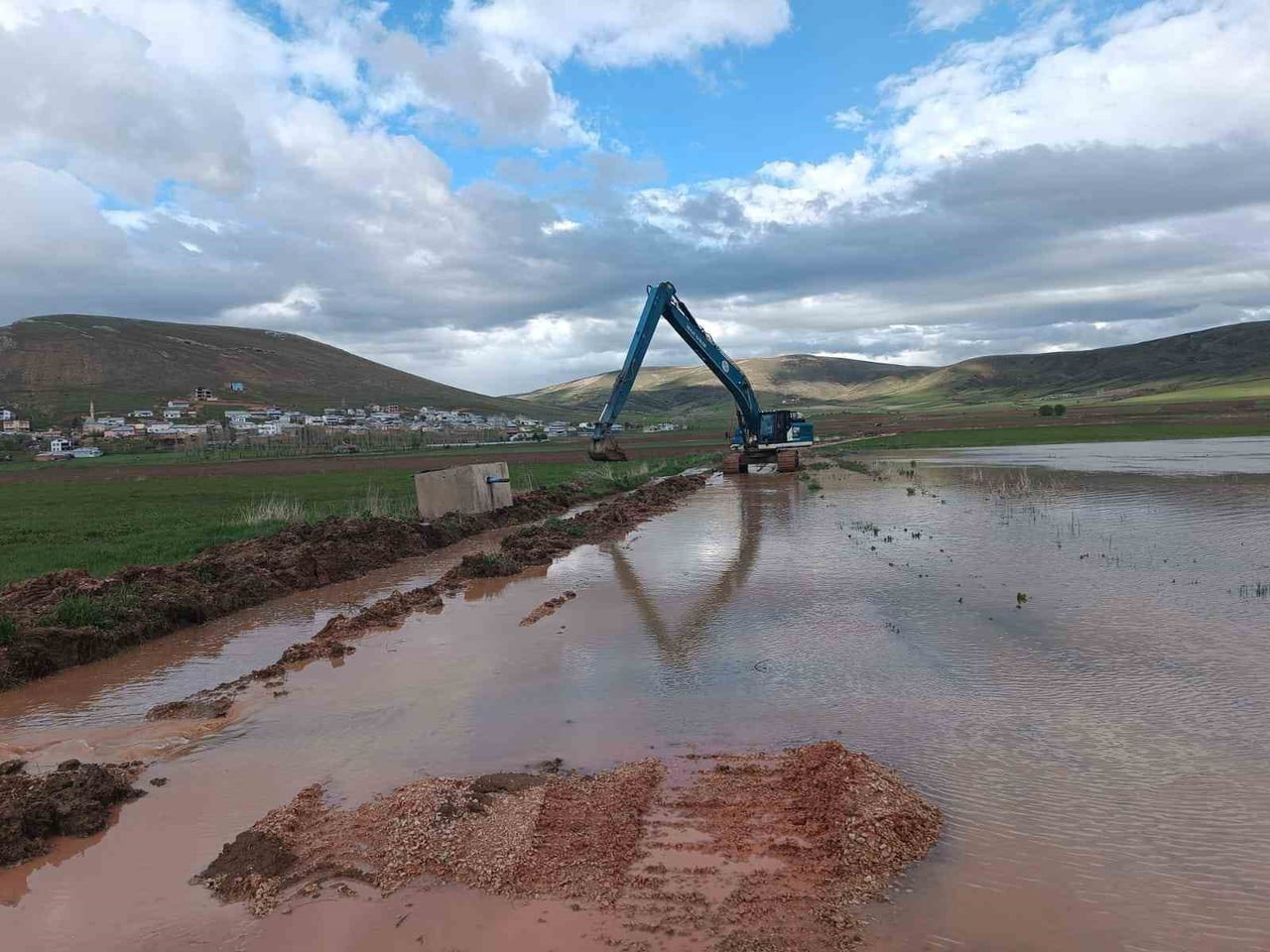 DEMİRÖZÜ'NDE DEBİSİ YÜKSELEN DERELERDE ÇALIŞMA BAŞLATILDI