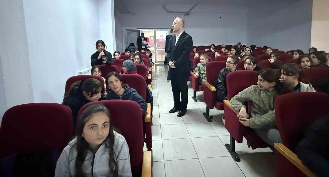 DEMİRÖZÜ'NDE ÖĞRENCİLER SIFIR ATIK KONUSUNDA BİLGİLENDİRİLDİ