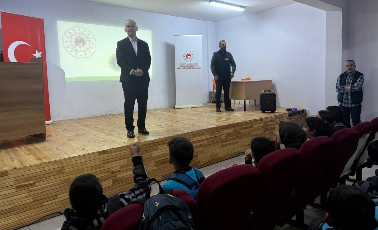 DEMİRÖZÜ'NDE ÖĞRENCİLER SIFIR ATIK KONUSUNDA BİLGİLENDİRİLDİ