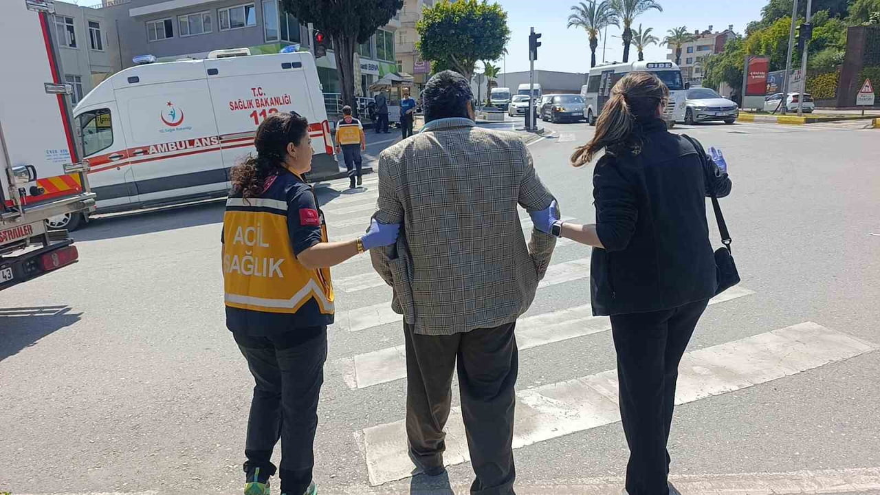 DEMOKRASİ BULVARI GİRİŞİNDEKİ YAYA GEÇİDİNDEN GEÇTİĞİ SIRADA, SÜRÜCÜSÜ VE PLAKASI BELİRLENEMEYEN...