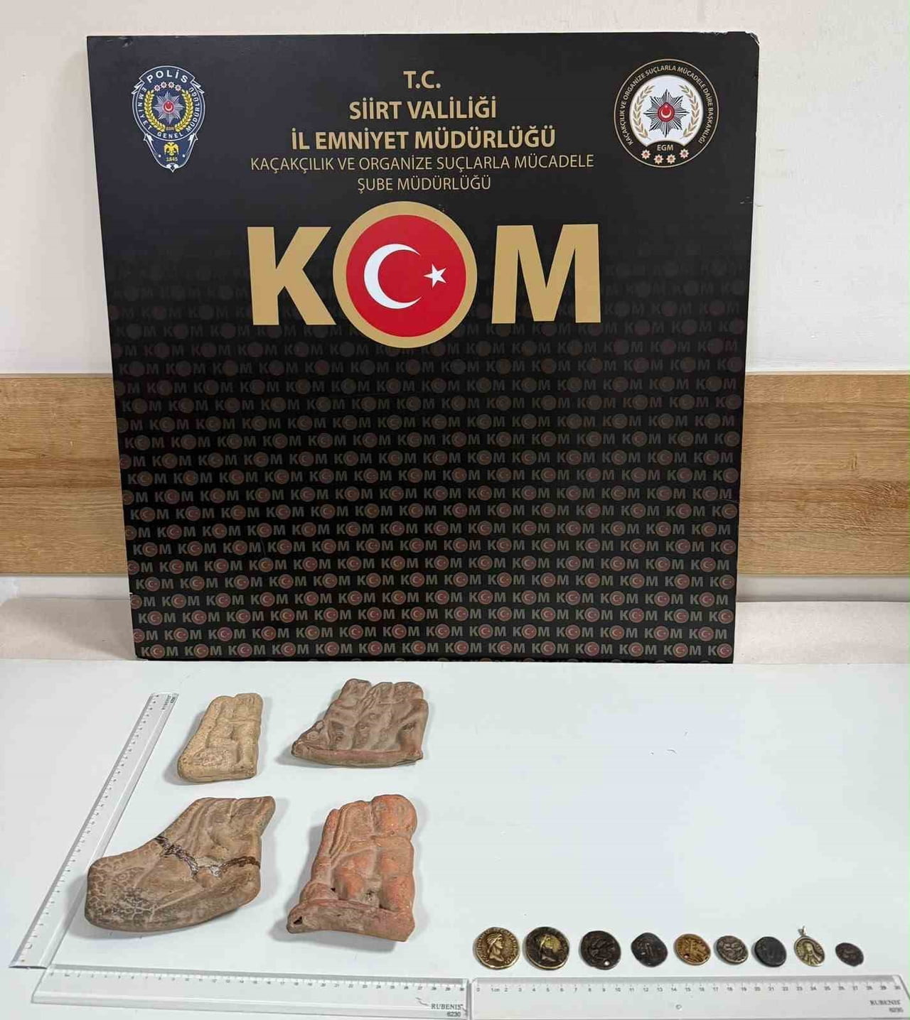 DENETİMLERDE BİR ARAÇTA YAPILAN ARAMADA TARİHİ ESER NİTELİĞİNDE OLDUĞU DEĞERLENDİRİLEN 13 OBJE...