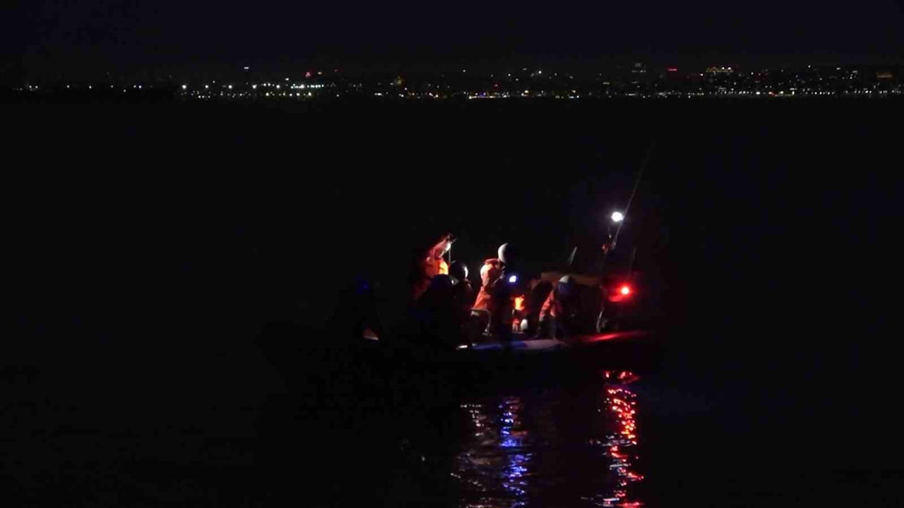 DENİZDE GÖNÜLLÜ ARAMA VE KURTARMA (DAK/SAR) EKİPLERİ, GERÇEKLEŞTİRDİKLERİ KAPSAMLI GECE EĞİTİMİ VE...