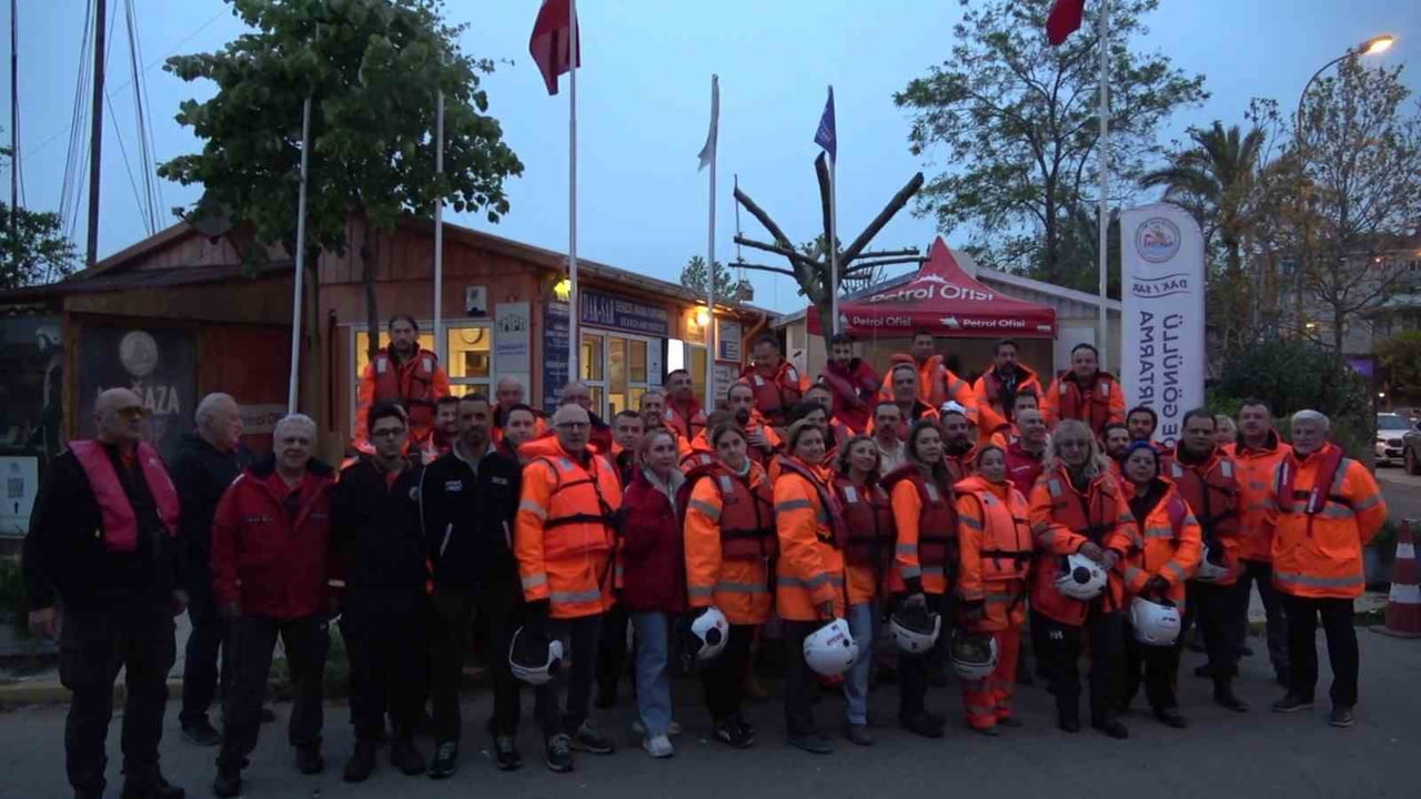 DENİZDE GÖNÜLLÜ ARAMA VE KURTARMA (DAK/SAR) EKİPLERİ, GERÇEKLEŞTİRDİKLERİ KAPSAMLI GECE EĞİTİMİ VE...