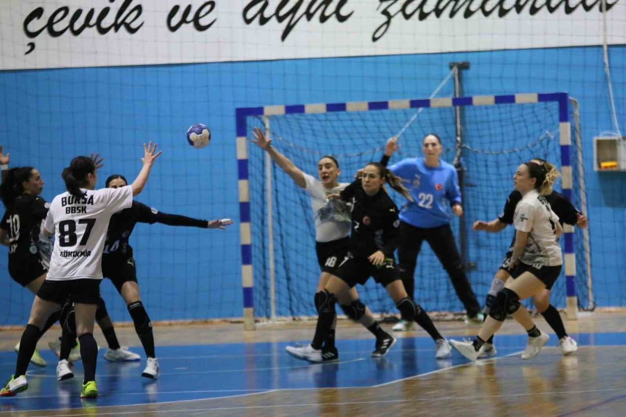 DENİZİN KIZLARI LİDERİ DEVİRDİ, YALIKAVAKSPOR’DAN BODRUM’DA KRİTİK ZAFER