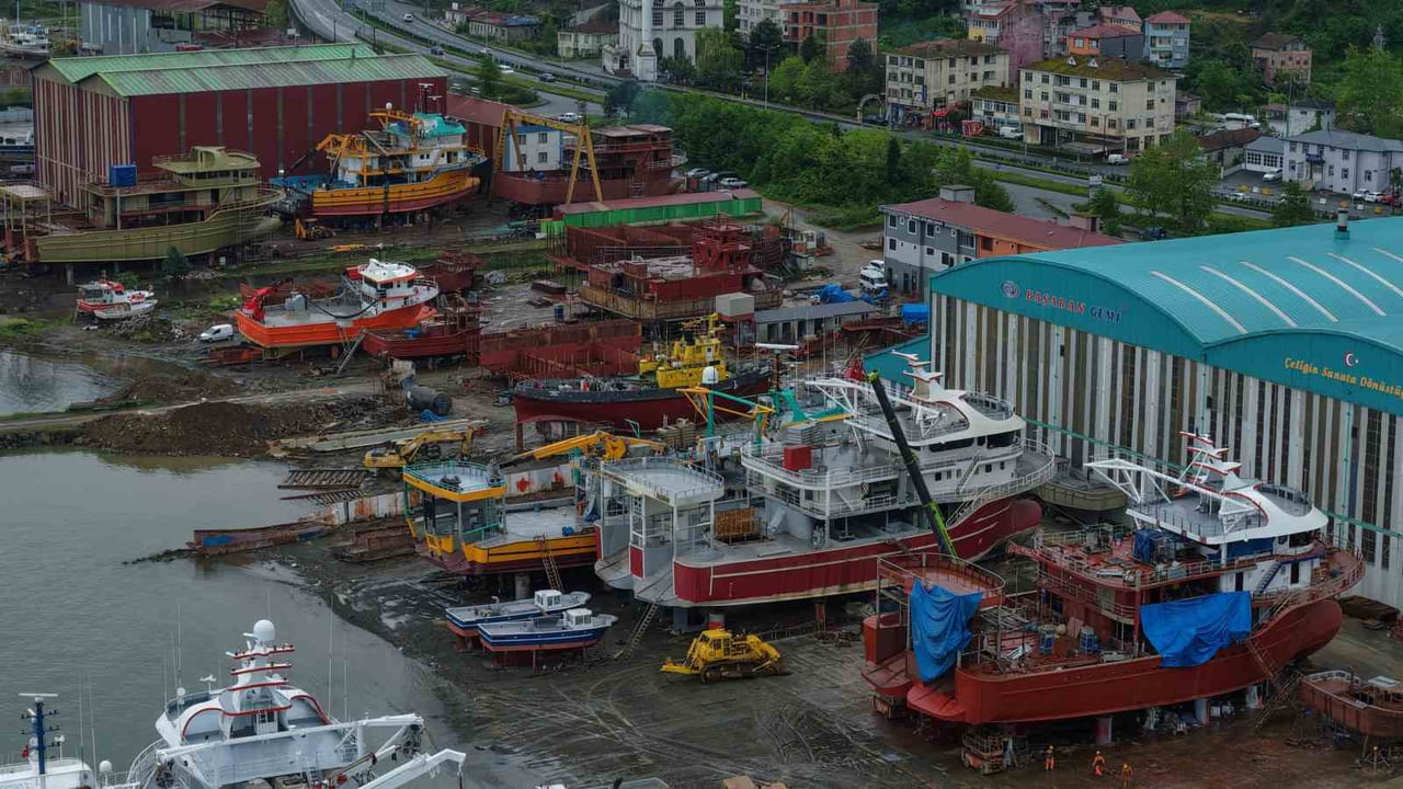 DENİZLERDE AV YASAĞININ 15 NİSAN'DA BAŞLAMASININ ARDINDAN BALIKÇI TEKNELERİ TRABZON'UN SÜRMENE...