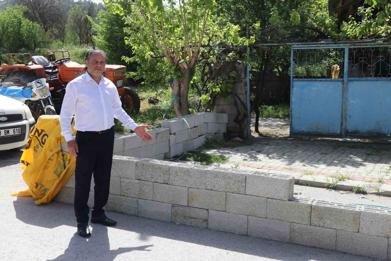 DENİZLİ'DE BELEDİYENİN ASFALT DÖKÜP KALDIRIM YAPTIĞI YOLU "TAPULU ARAZİM" DİYEREK BRİKETLERLE...