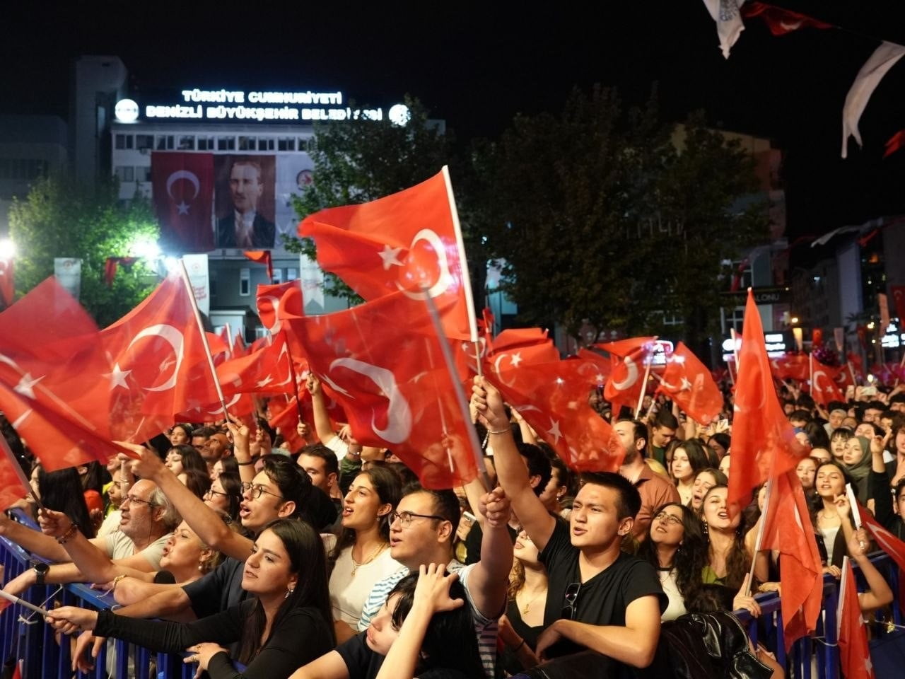 DENİZLİ BÜYÜKŞEHİR BELEDİYESİ'NİN DÜZENLEDİĞİ 19 MAYIS KUTLAMALARINDA BİNLERCE VATANDAŞ FENER...