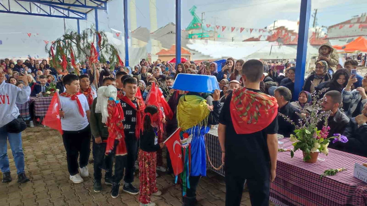 DENİZLİ’DE DÜZENLENEN 2. DAĞMARMARA YAĞMUR GELİNİ, KEKİK VE DOĞA ŞENLİĞİ, ANADOLU’NUN KÖKLÜ YAĞMUR...