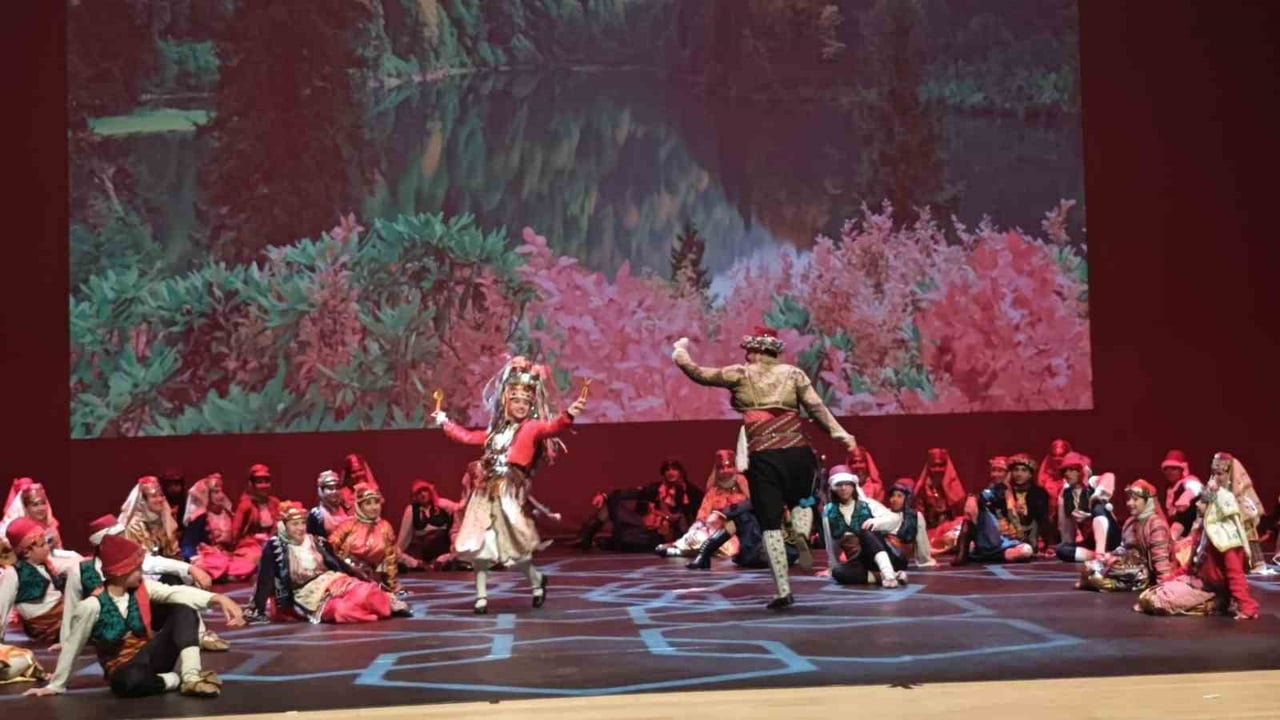 DENİZLİ’DE DÜZENLENEN "7’DEN 70’E SANATIN İZİNDE HAYAT BOYU ÖĞRENME FOLKLOR RÜZGÂRI" GECESİNDE...