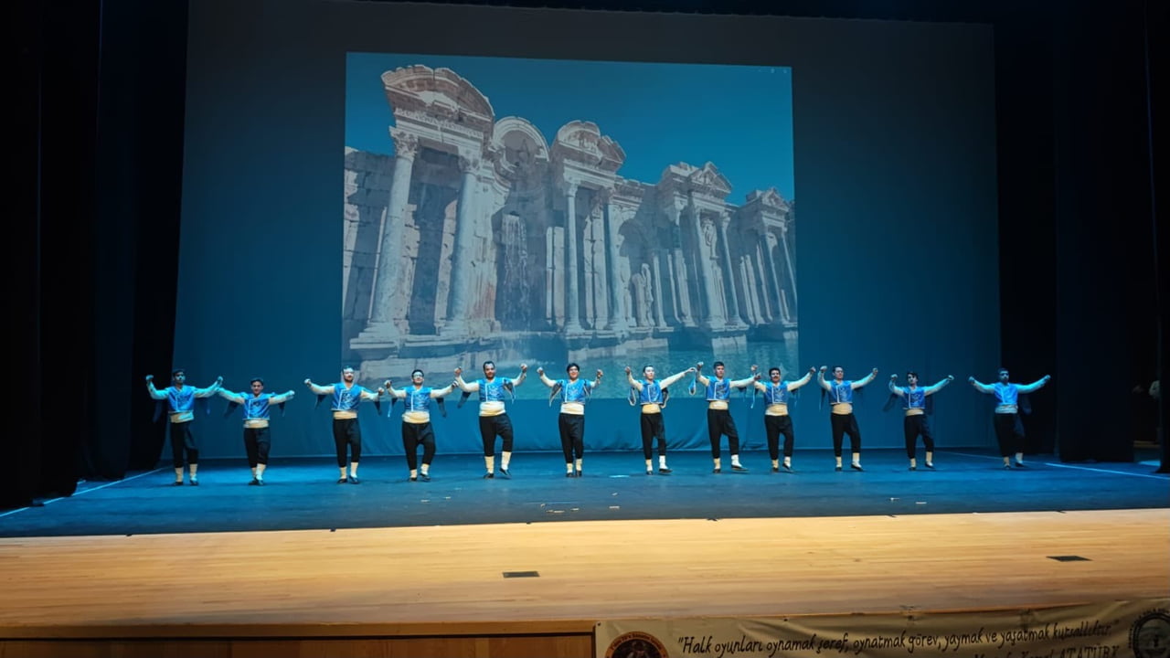 DENİZLİ’DE DÜZENLENEN "7’DEN 70’E SANATIN İZİNDE HAYAT BOYU ÖĞRENME FOLKLOR RÜZGÂRI" GECESİNDE...
