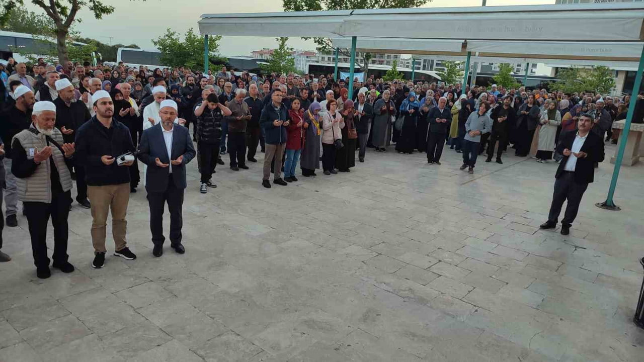 DENİZLİ’DE HAC İBADETİNİ YERİNE GETİRECEK 201 HACI ADAYI, HİLAL CAMİSİNDE SABAH NAMAZININ ARDINDAN...