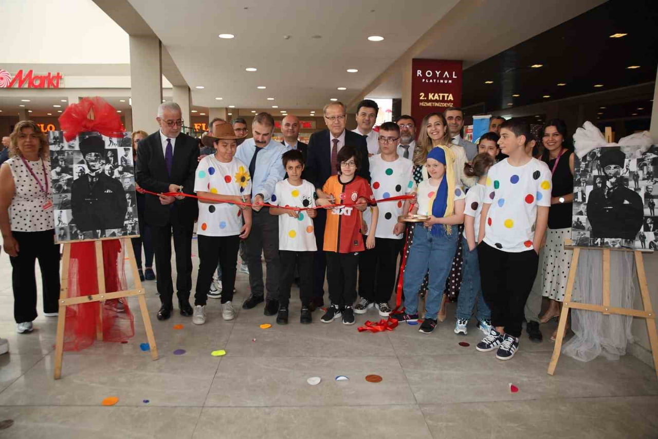 DENİZLİ’DE ÖZEL EĞİTİM ÖĞRENCİLERİNİN HAZIRLADIĞI ANLAMLI RESİM SERGİSİ, VATANDAŞLARDAN TAM NOT...