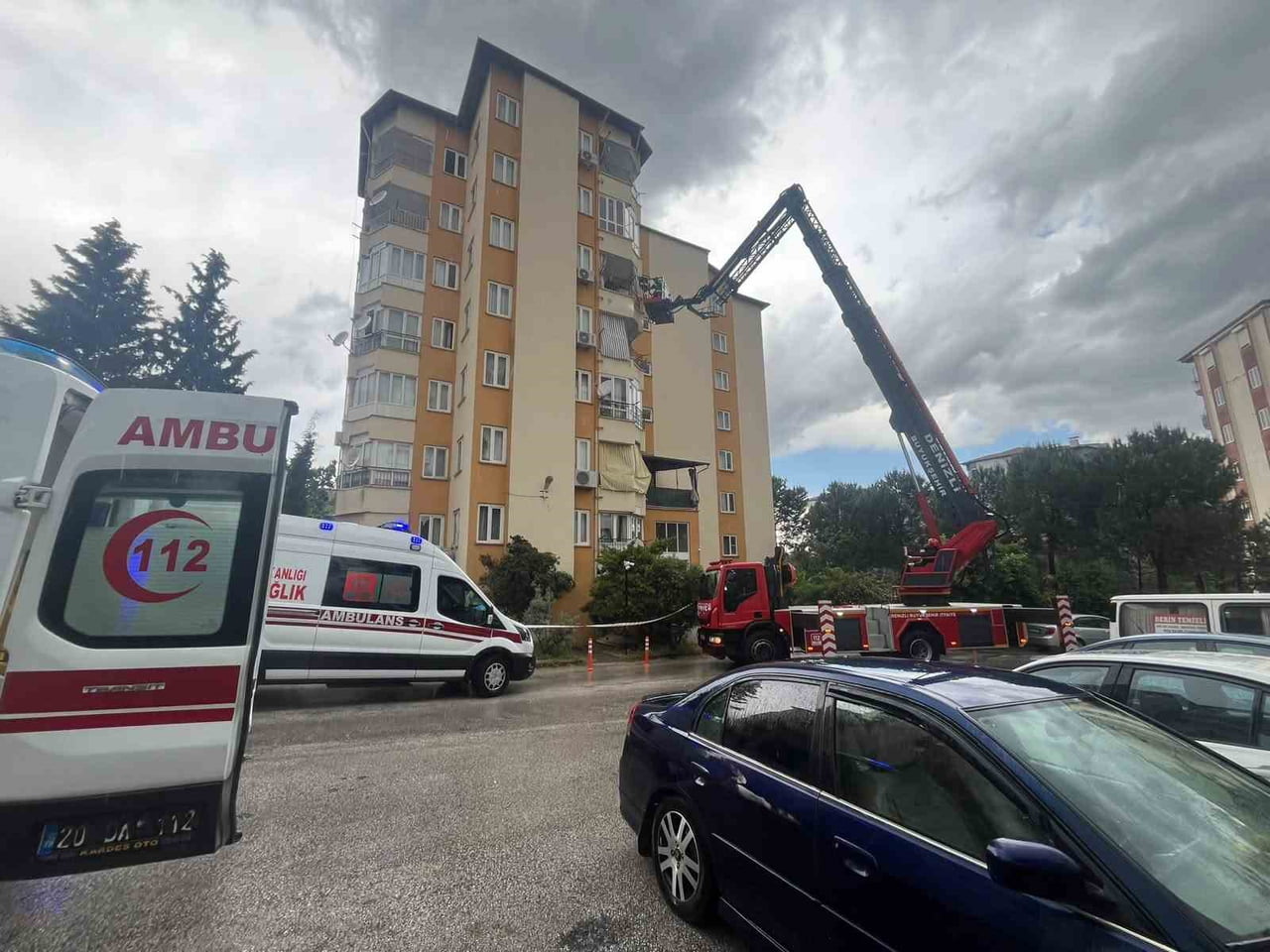 DENİZLİ’DE TAMİRAT İÇİN ÇATIYA ÇIKAN İKİ İŞÇİ YILDIRIM ÇARPMASI SONUCU YARALANDI.